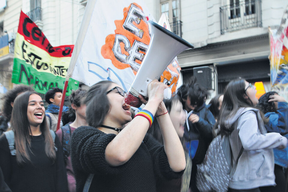 Estudiantes porteños, padres y docentes marcharon desde el Palacio Pizzurno hasta el Ministerio de Educación porteño. (Fuente: Guadalupe Lombardo)