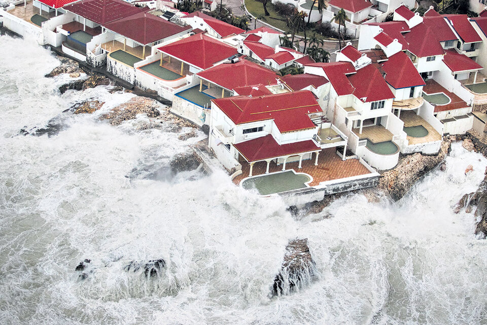 Fotografía aérea de Saint Maarten, con los embates del mar en los edificios.