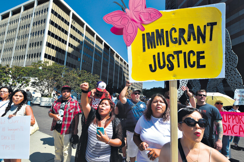 Protesta en Los Angeles en contra de la cancelación del programa migratorio para “soñadores”.