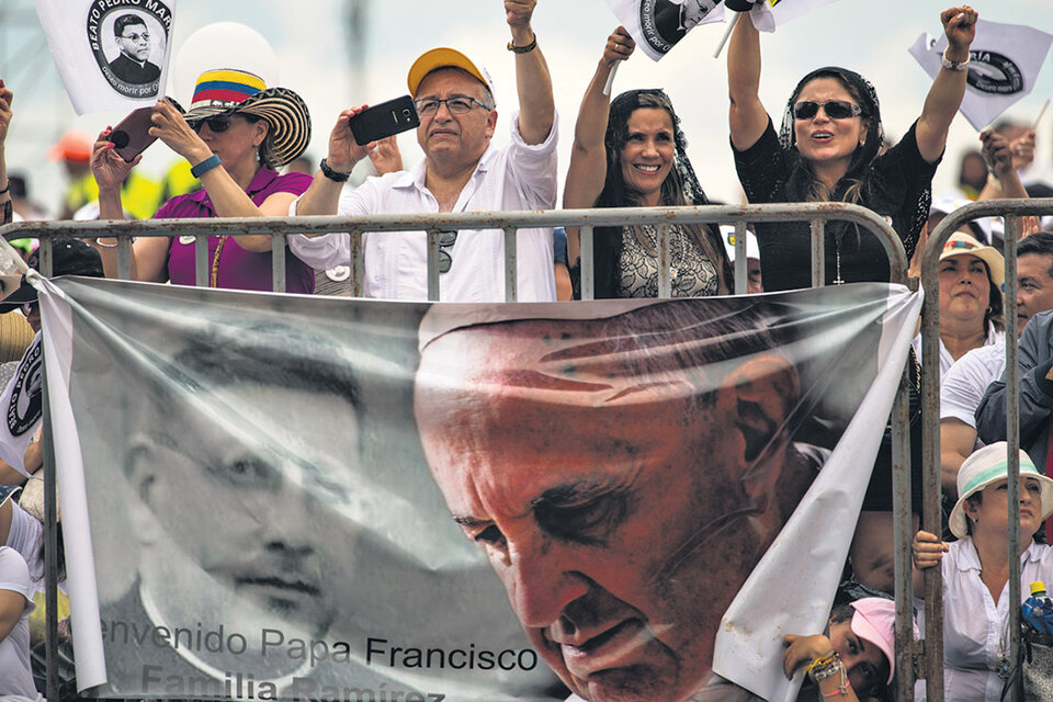 Admiradores del Papa saludan desde la tribuna de la misa al aire libre en Villavicencio. (Fuente: AFP)