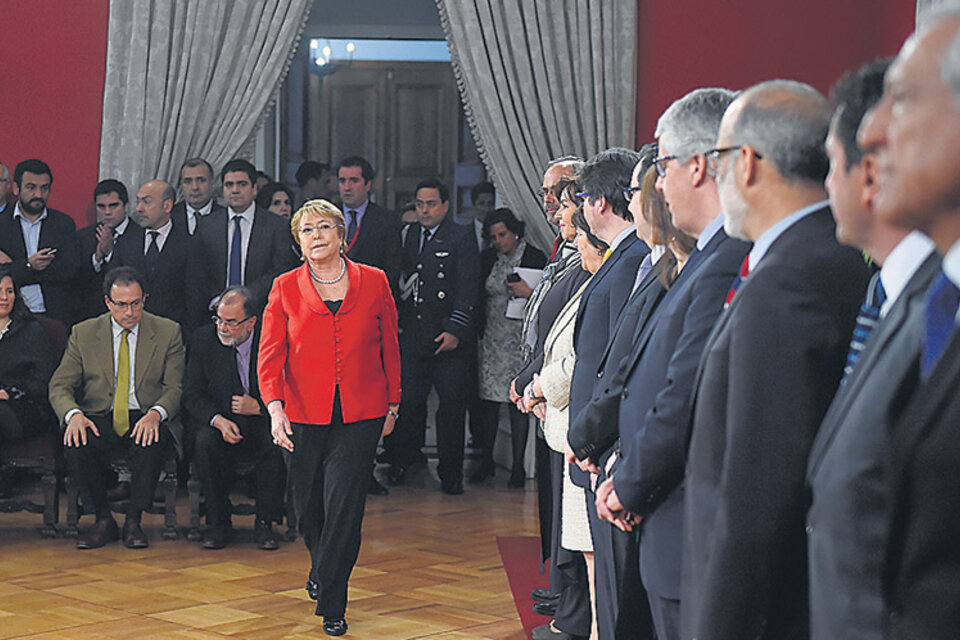 Bachelet encabezó la ceremonia de relevo ministerial en el palacio La Moneda. (Fuente: EFE)