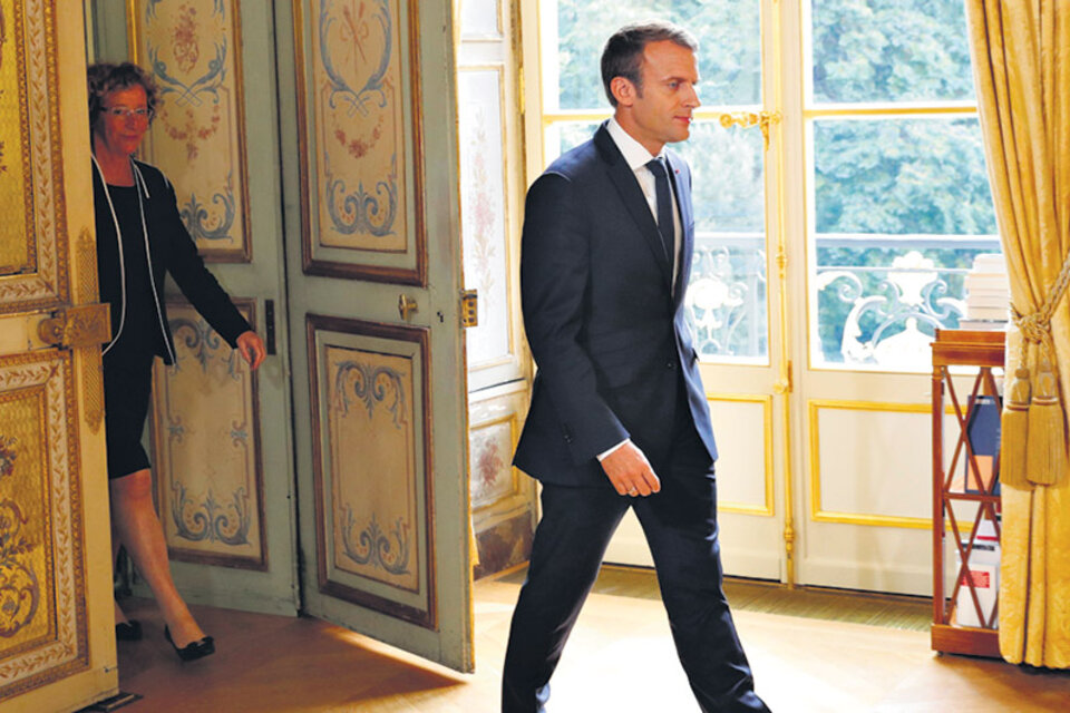 Macron y su ministra de Trabajo, Muriel Penicaud, en el palacio a punto de firmar la reforma. (Fuente: EFE)