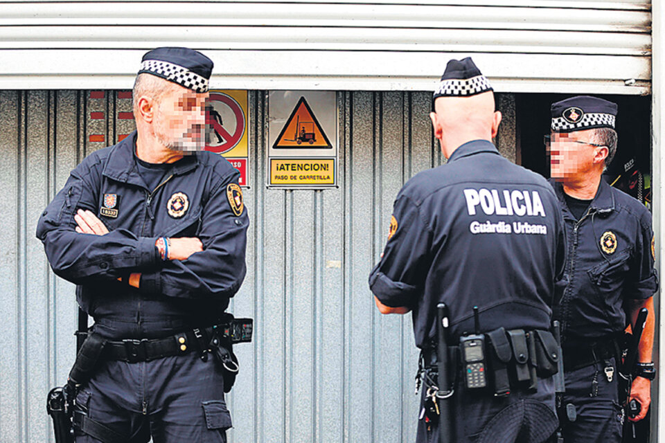 Agentes de la Guardia urbana de Barcelona custodian un almacén municipal desde se guardan urnas. (Fuente: EFE)