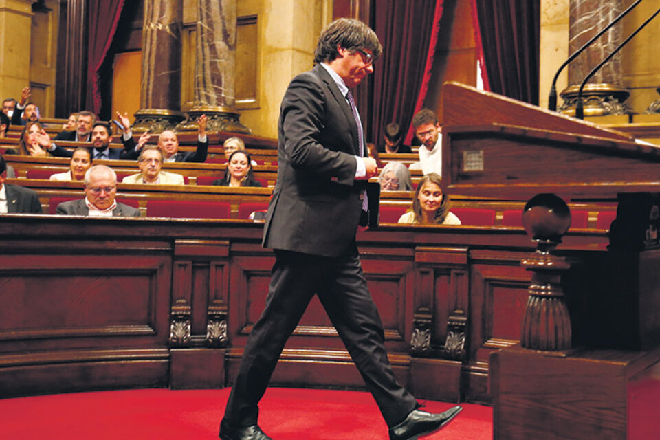 Puigdemont saliendo del Parlament el miércoles después del voto de la ley soberanista. (Fuente: AFP)