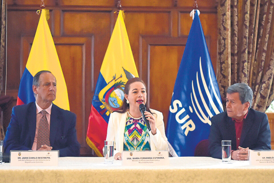 Los representantes del gobierno y el ELN hicieron el anuncio junto a la canciller de Ecuador.