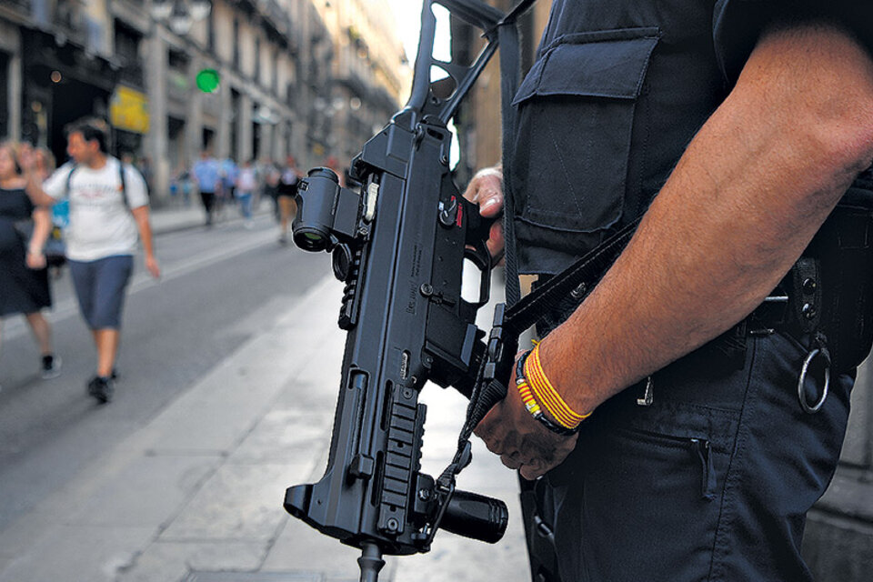 Un Mosso d’Esquadra vigila en una esquina de la ciudad catalana de Barcelona. (Fuente: AFP)