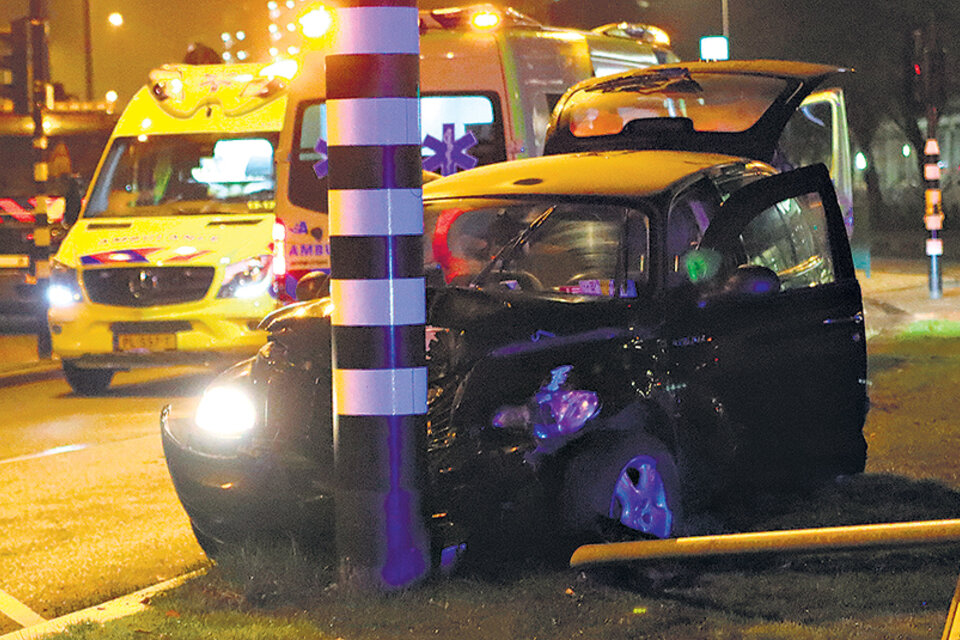 El auto quedó abrazado a un poste por una mala maniobra del chofer.