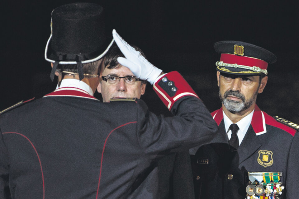 El presidente catalán Puigdemont; a su lado, el jefe policial Josep Lluis Trapero. (Fuente: EFE)