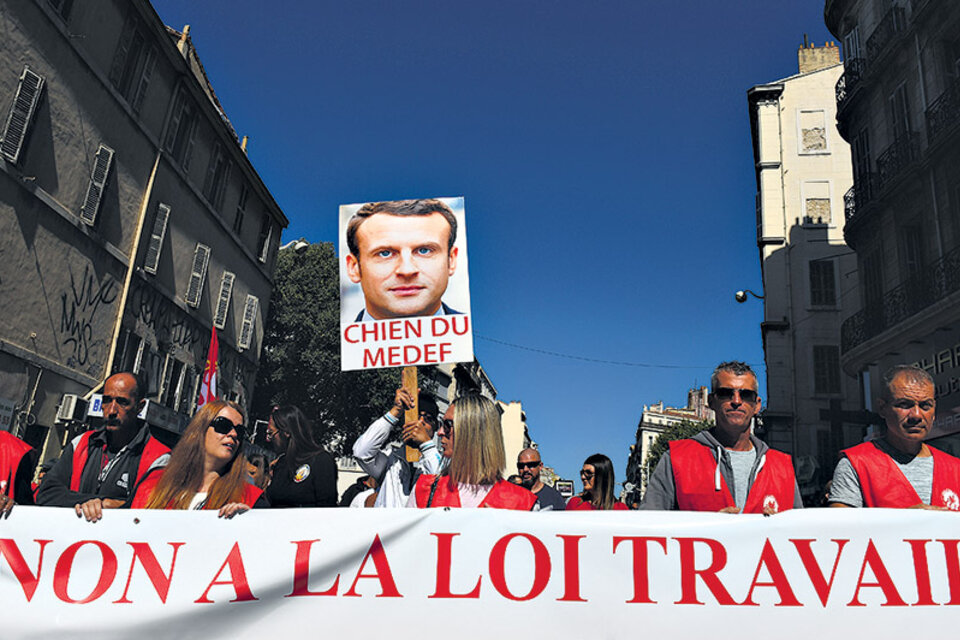 Macron tiene previsto firmar por decreto hoy la reforma laboral: en las calles lo reprueban. (Fuente: AFP)