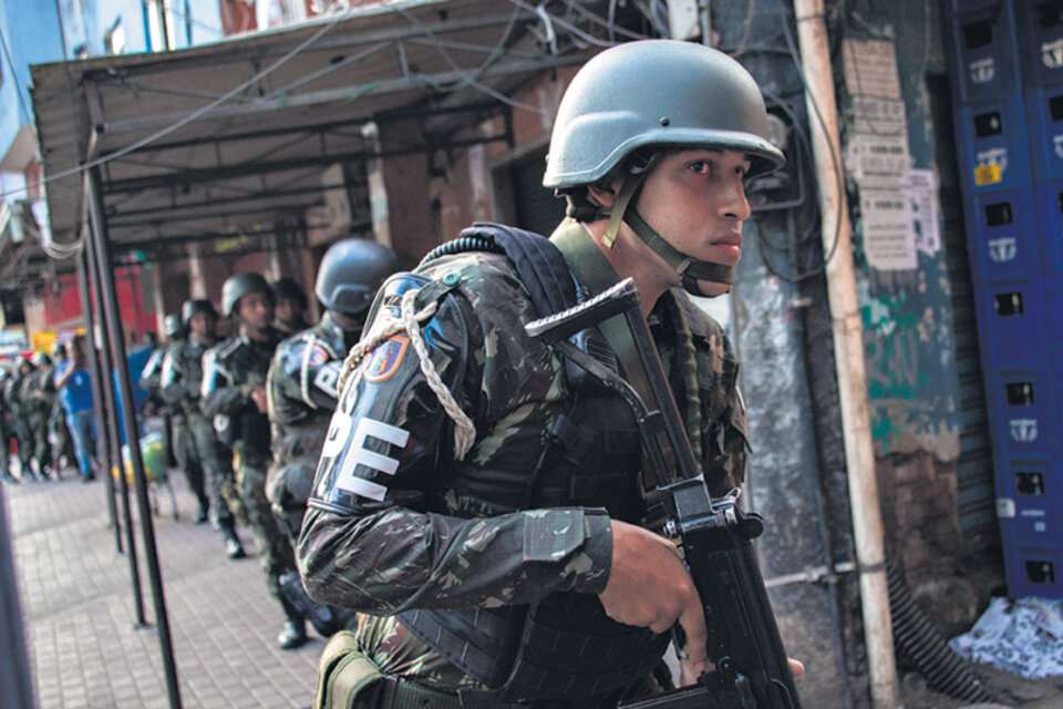 Policías brasileños toman parte de un operativo conjunto con el ejército en la Rocinha.