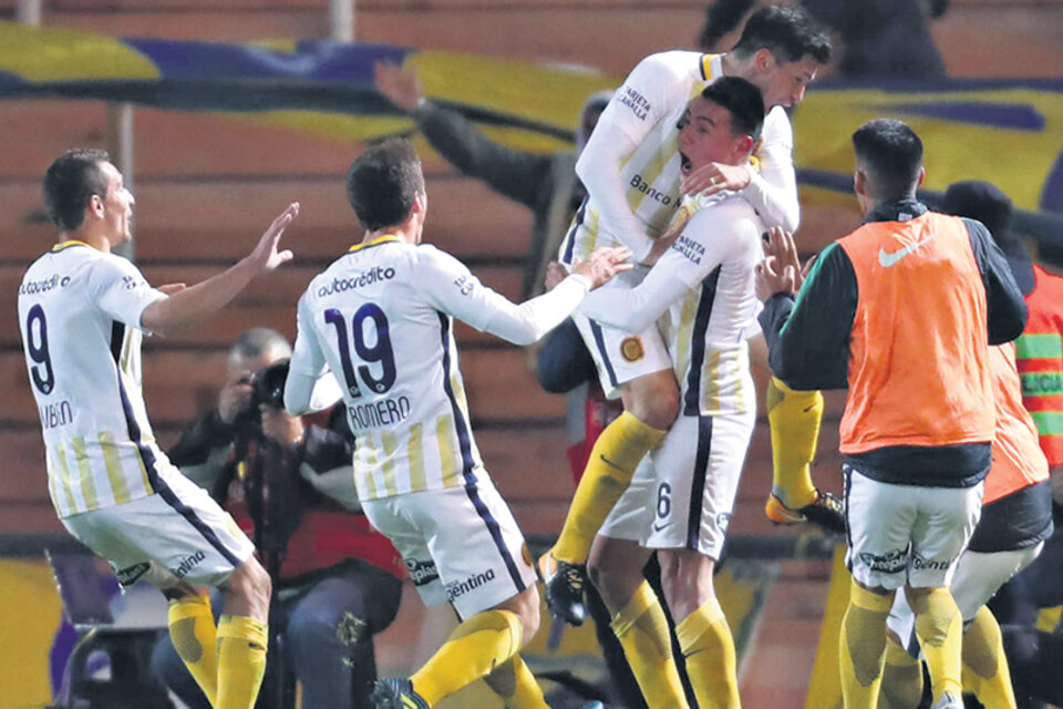El festejo de los jugadores de Central, después del gol conquistado por Mauricio Martínez. (Fuente: Fotobaires)