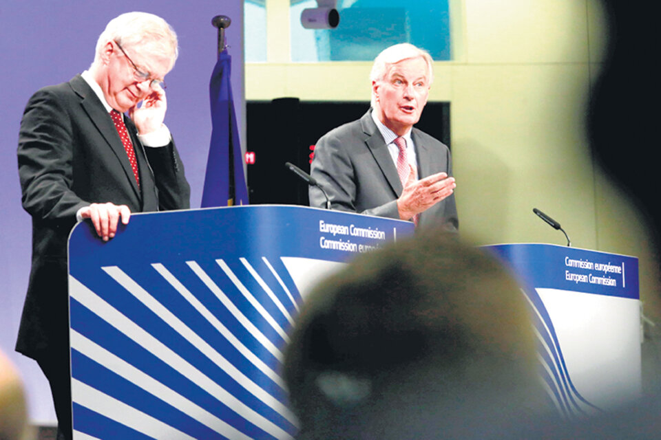 Davis y Barnier en conferencia de prensa al cierre de la cuarta ronda en Bruselas. (Fuente: EFE)