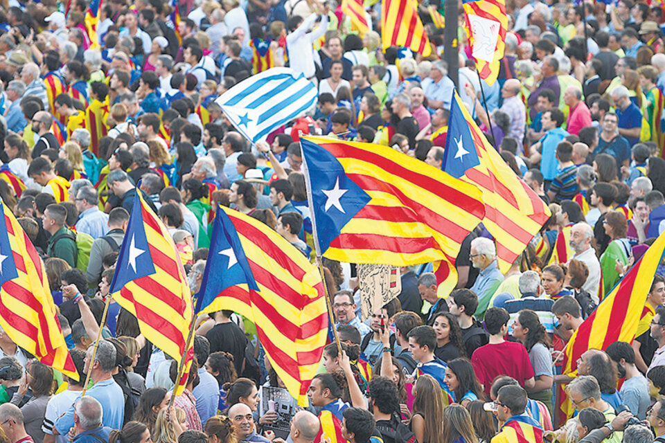 Miles de personas se manifiestan frente a la sede del gobierno catalán en Barcelona en favor de independizarse de España. (Fuente: EFE)