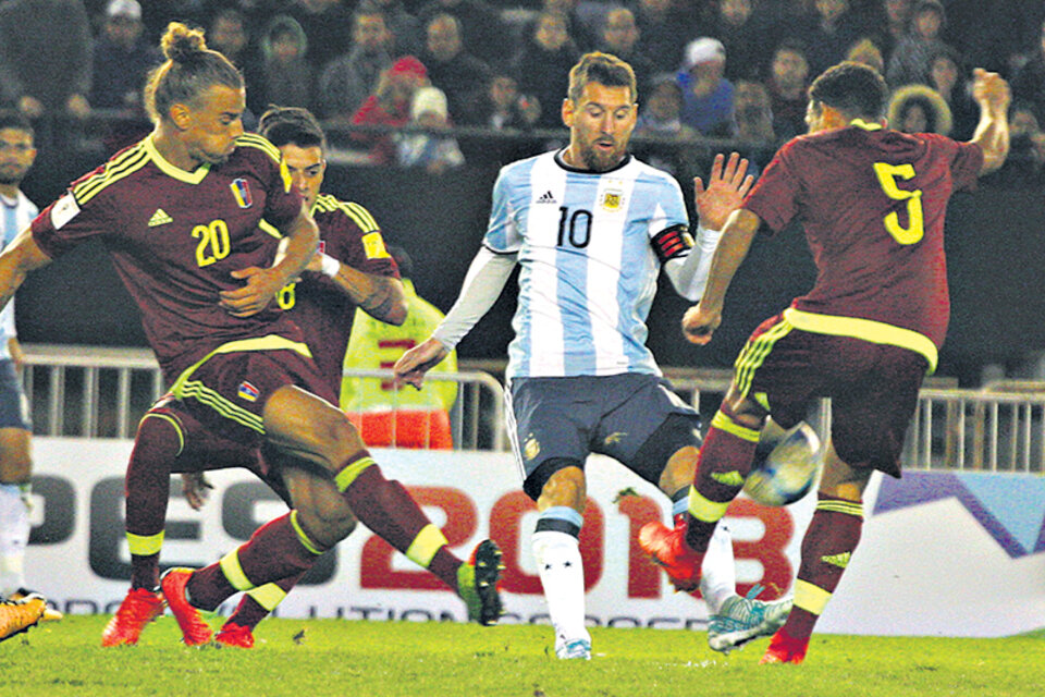 Messi intenta pasar entre Figuera y Fletscher. El capitán fue de lo mejorcito de Argentina. (Fuente: Alejandro Leiva)