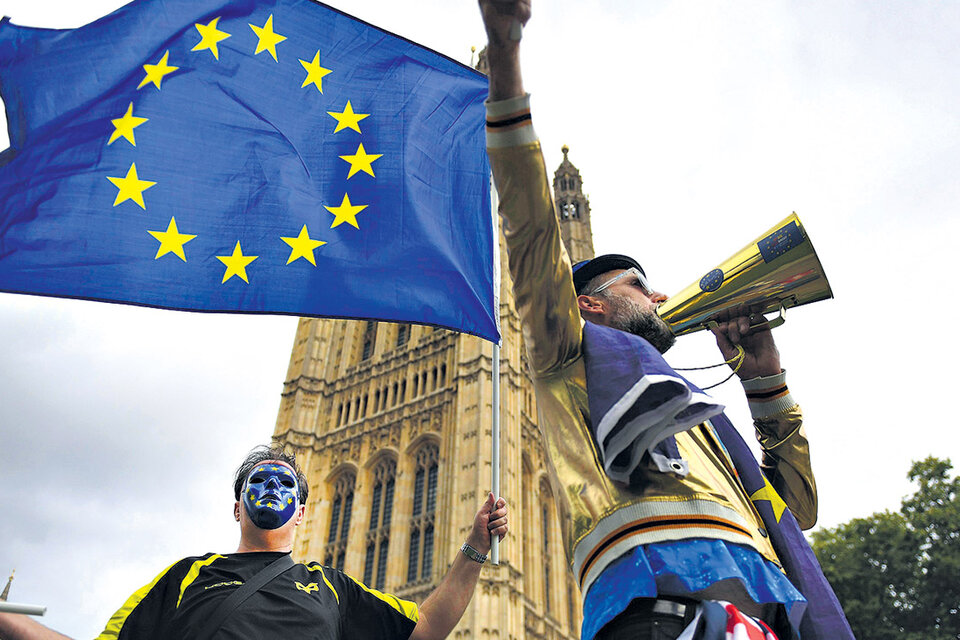 Manifestantes pro-europeos protestan ante el Parlamento británico donde se debate la ley de retirada de la UE. (Fuente: EFE)