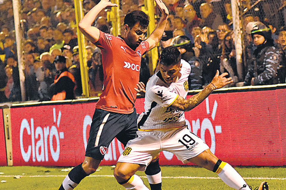 Tellechea y Sánchez Miño disputan la pelota en el partido, cuyo resultado no le sirvió a ninguno de los dos. (Fuente: Télam)