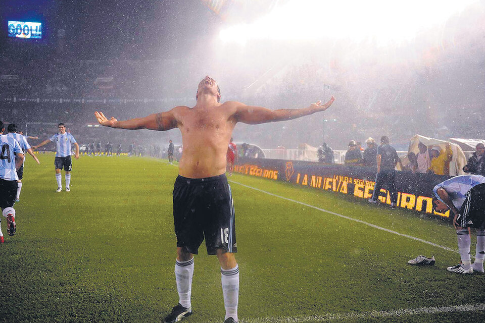 La postal del 10 de octubre de 2009, con Palermo gritando su agónico gol, en medio de un vendaval. (Fuente: Télam)