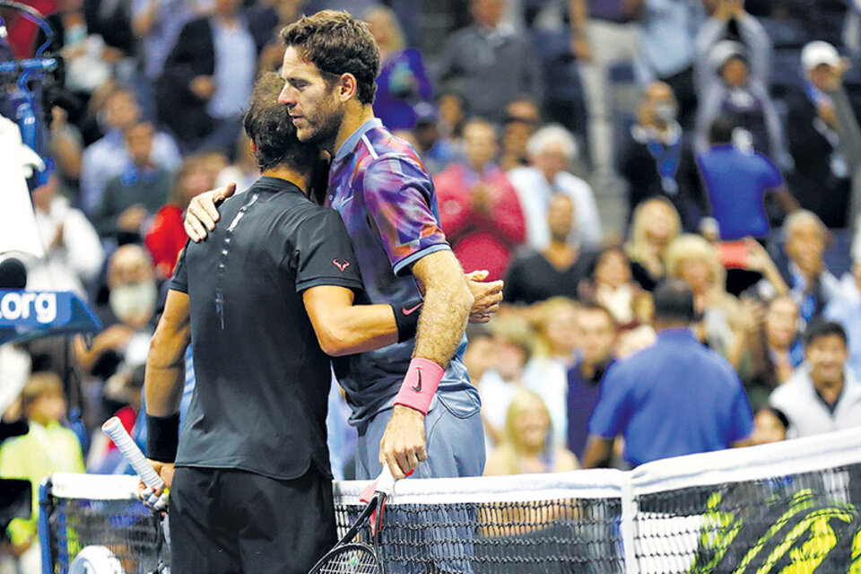 Rafa Nadal saluda a Del Potro tras la victoria que lo depositó en una nueva final de Grand Slam.