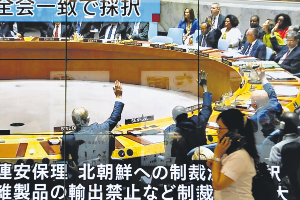 Transmisión en vivo y por pantalla gigante en Japón de las sanciones a Norcorea en la ONU. (Fuente: EFE)