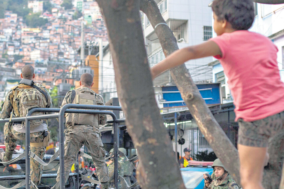 Vigilancia policial y militar en la Rocinha esta semana. (Fuente: AFP)