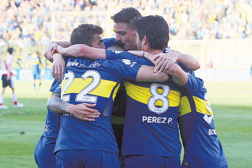 Los jugadores de Boca se abrazan con el autor del único gol de la tarde: Oscar Benítez. (Fuente: Télam)