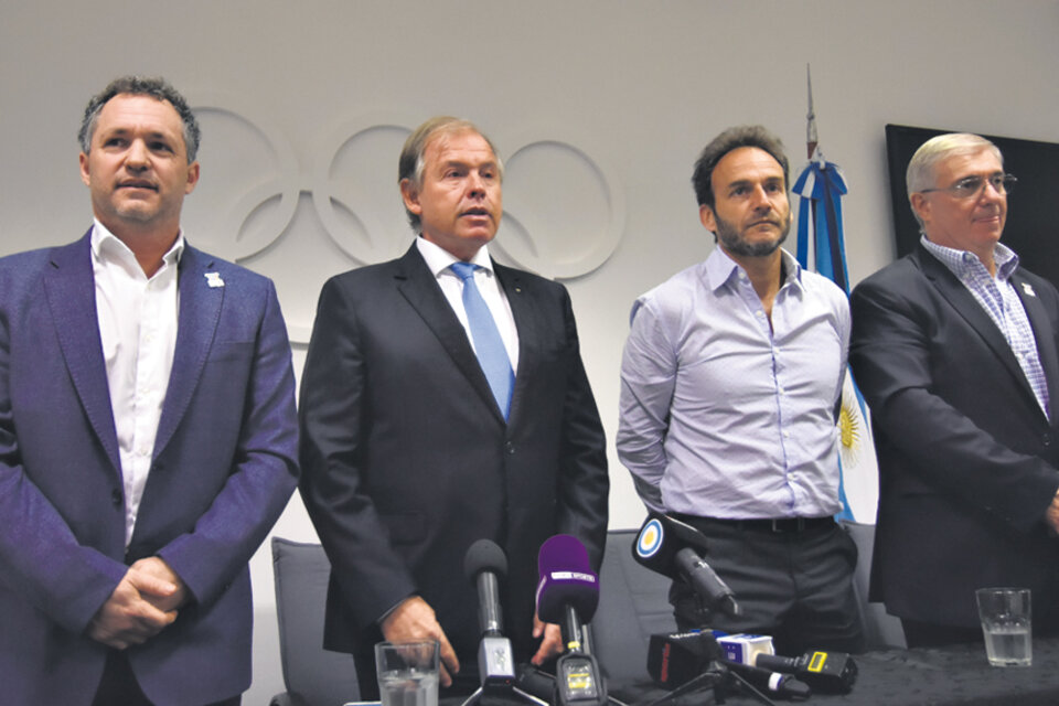 Gerardo Werthein (segundo de la izquierda), presidente del Comité Olímpico, encabezó la charla. (Fuente: DyN)