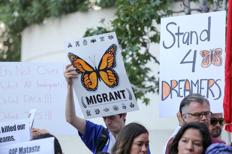 Inmigrantes y activistas de derechos humanos protestan contra la decisión de poner fin al programa de Acción Diferida para los Llegados en la Infancia (DACA), martes 5 de septiembre de 2017, en Los Ángeles. (Fuente: EFE/EUGENE GARCIA)