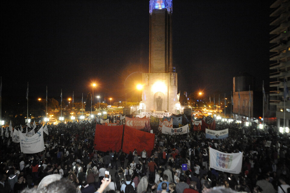 En el Monumento a la Bandera se pudo ver con claridad la masividad de la marcha de ayer. (Fuente: Alberto Gentilcore)