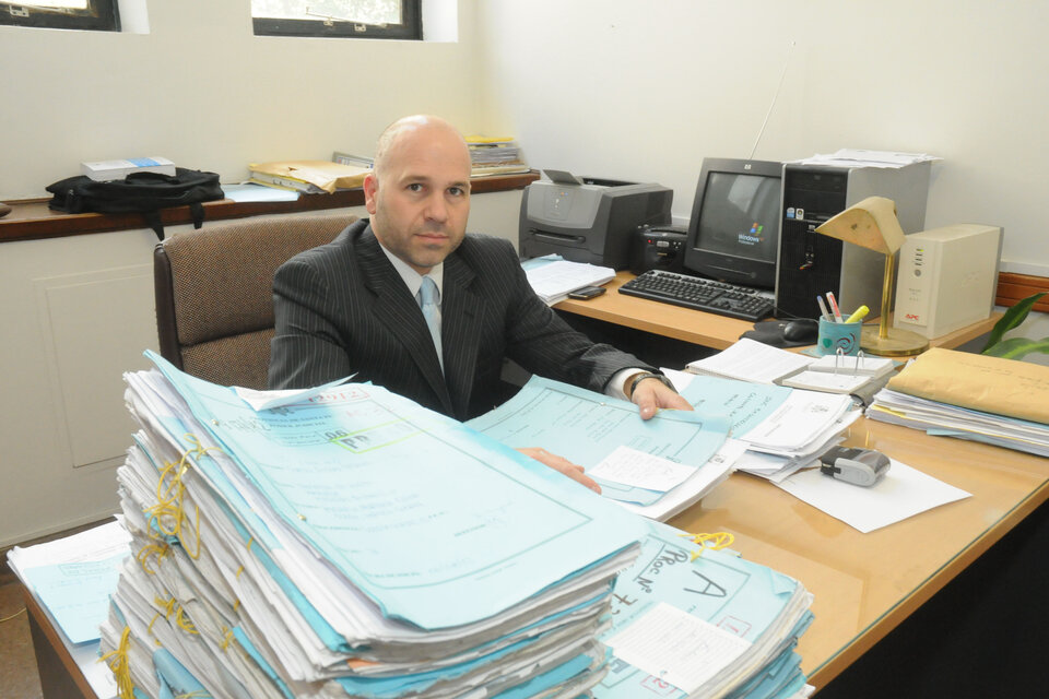 El fiscal Carlos Covani secuestró ayer una importante cantidad de documentación. (Fuente: Alberto Gentilcore)