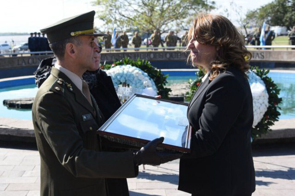 Fein recibió el sable en un acto en el monumento a Malvinas.