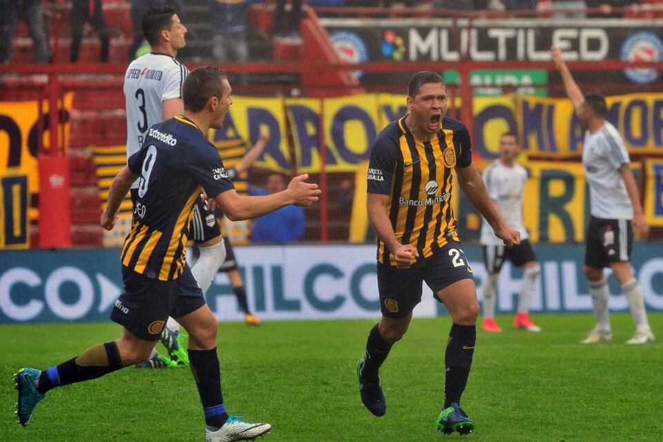 Leguizamón festeja el gol de la victoria, después de mucho trabajo. (Fuente: Fotobaires)