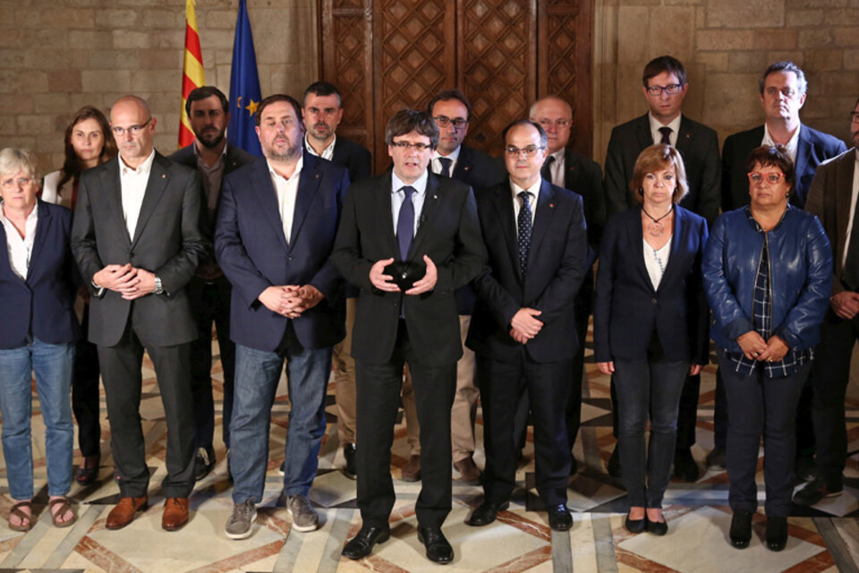 Puigdemont anunció, rodeado por todo su Gabinete, que avanzará con la independencia. (Fuente: AFP)