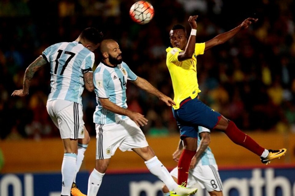 Mascherano disputa la pelota con un ecuatoriano en la noche de Quito. (Fuente: EFE)