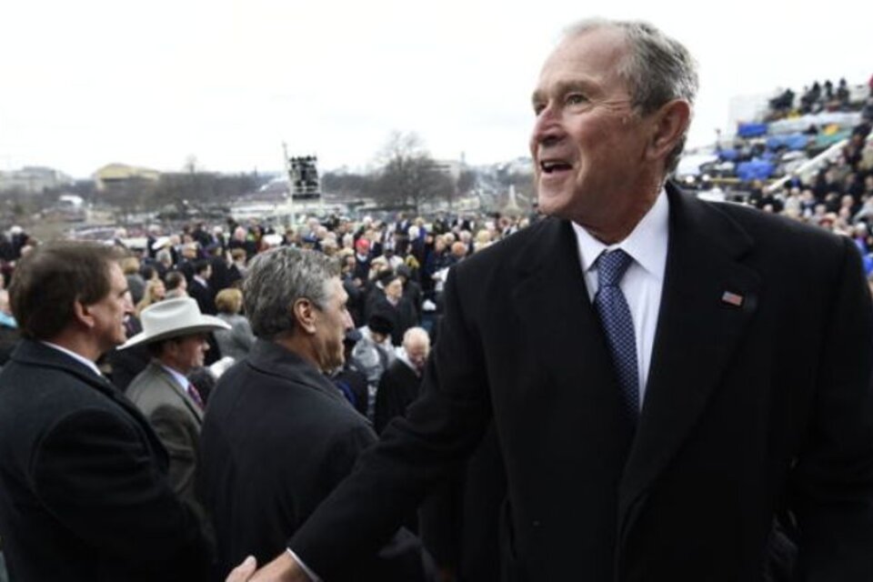 Bush, el día de la asunción de Trump. Ahora lo ataca sin nombrarlo. (Fuente: AFP)