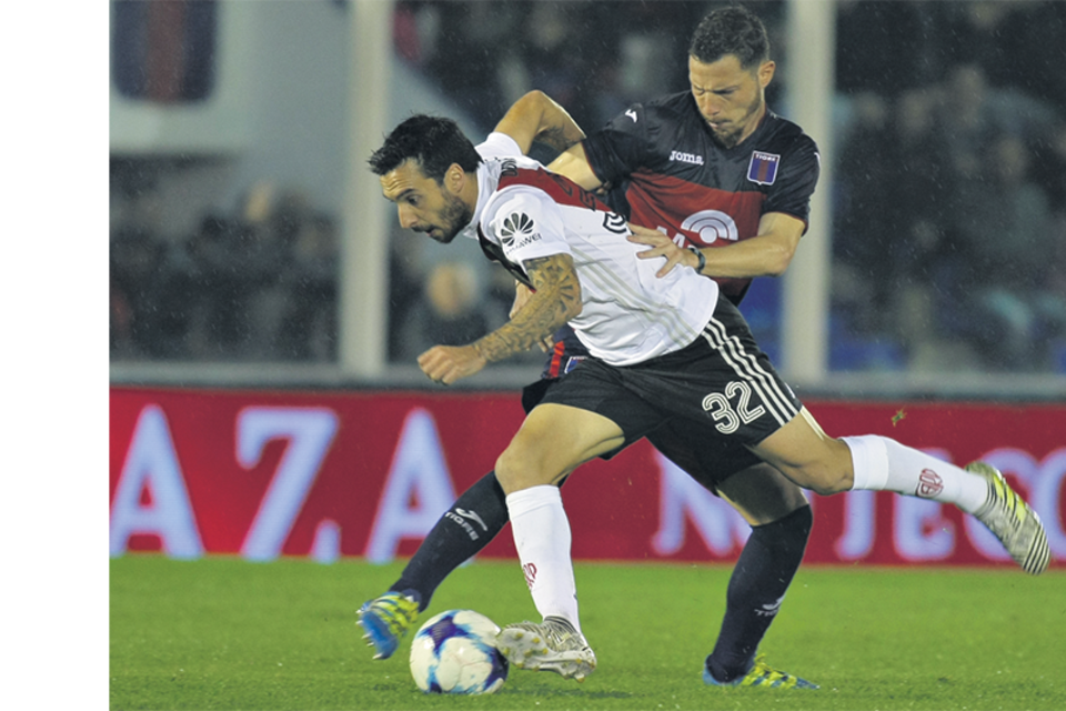 Ignacio Scocco, encargado de marcar el gol de River, deja en el camino a un adversario. (Fuente: DyN)