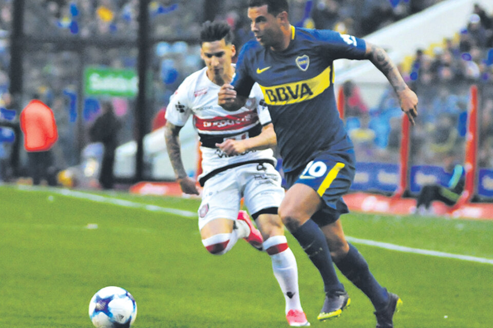 El colombiano Cardona apenas jugó 15 minutos y dejó a sus compañeros con un hombre menos. (Fuente: Julio Martín Mancini)