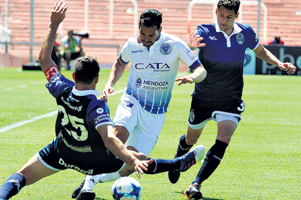 El Tomba se impuso con goles de Licht (en contra), Cobos y Correa. (Fuente: Télam)