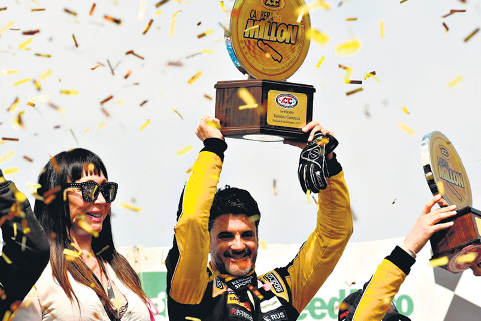 Emiliano Spataro levanta el trofeo tras su victoria en el autódromo de Rafaela. (Fuente: Prensa TC)