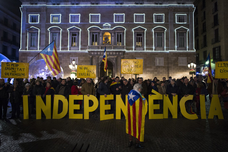 En Cataluña comenzaron a circular las convocatorias para movilizarse en rechazo de la reacción del gobierno de Rajoy. (Fuente: AFP)
