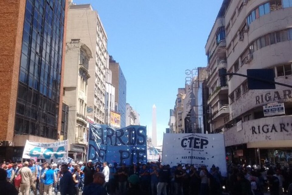 Los movimientos sociales marcharon por la avenida Corrientes. (Fuente: Cuenta de la CTEP en Twitter)