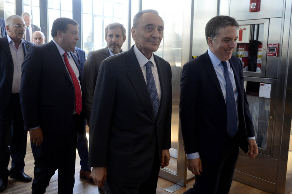 Héctor Magnetto, del Grupo Clarín, entrando al CCK con el ministro de Hacienda Nicolás Dujovne (Fuente: DyN)