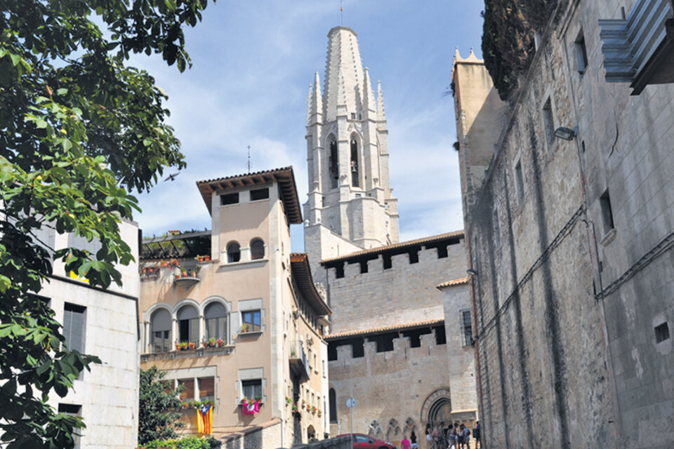 En segundo plano la torre gótica de la basílica de Sant Feliu, o San Félix, de antiguos orígenes.