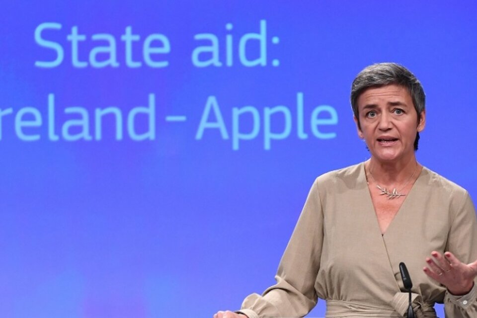 La comisaria Vestager hace el anuncio del juicio a Irlanda por el caso Apple. (Fuente: AFP)