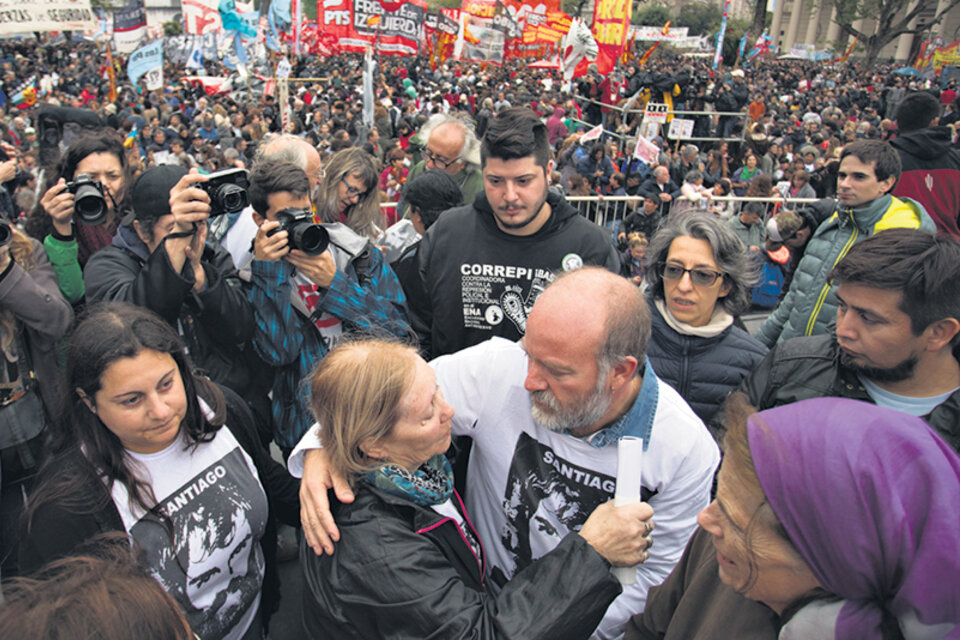 La madre y el hermano de Santiago Maldonado, en un abrazo antes del acto que convocó a unas 100 mil personas, según los organizadores. (Fuente: Joaquín Salguero)