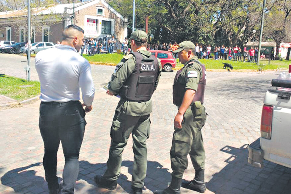 Los gendarmes llegaron a la Ciudad Universitaria en plena asamblea en un móvil con la imagen de Maldonado. (Fuente: Maira Lignetti)