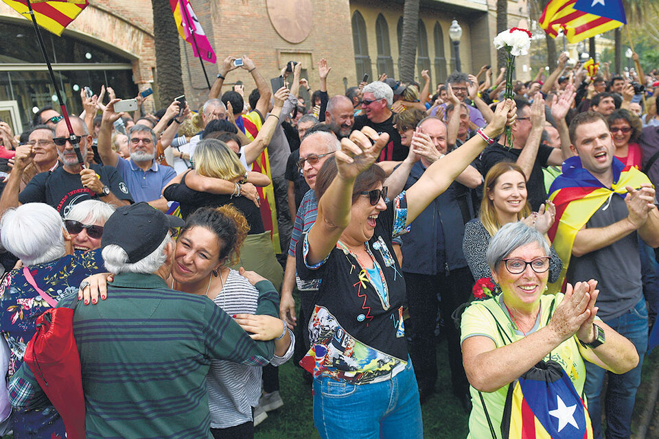 Minutos después del anuncio de Puigdemont, catalanes independentistas festejan la independencia de la región en una plaza de Barcelona,