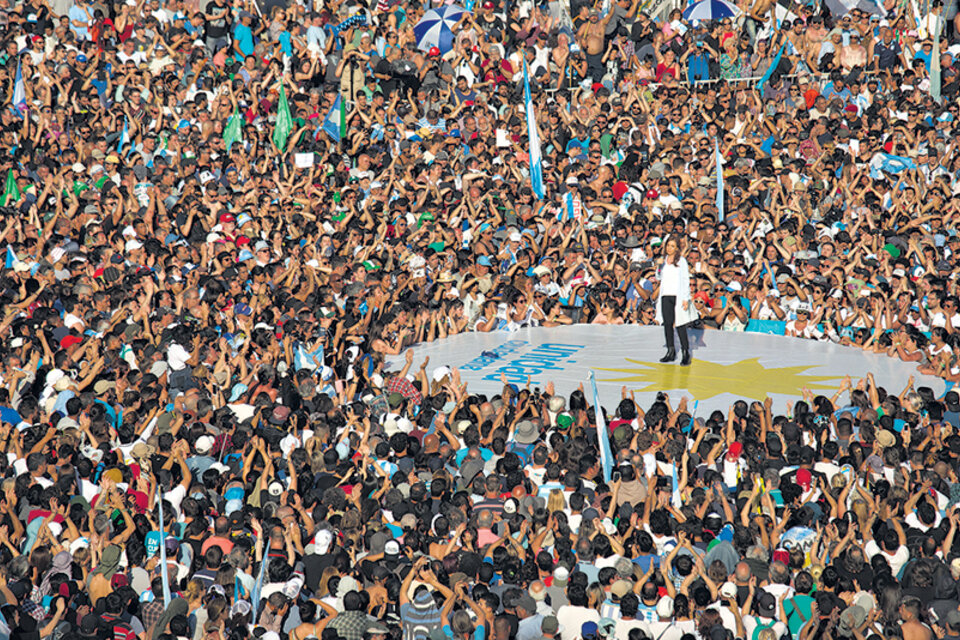 Cristina Kirchner habló en una plataforma ubicada en el centro de un campo de juego repleto de gente. (Fuente: Joaquín Salguero)