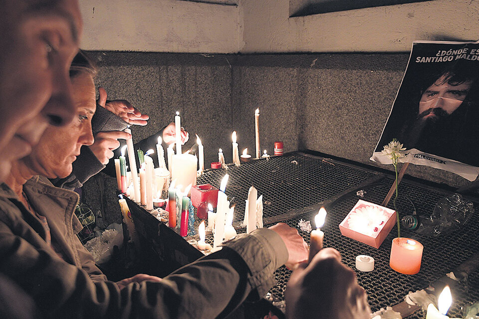 En la puerta de la morgue, donde se realizó la autopsia, se formó un homenaje espontáneo a Santiago Maldonado. (Fuente: AFP)