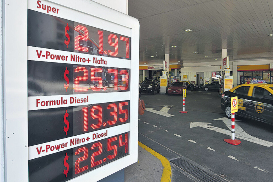 En las estaciones de Shell de la Ciudad de Buenos Aires el litro de nafta premium ya supera los 25 pesos. (Fuente: DyN)