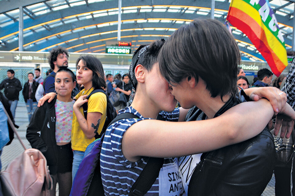 La convocatoria propuso llenar de besos femeninos el Centro de Trasbordo Constitución. (Fuente: Guadalupe Lombardo)